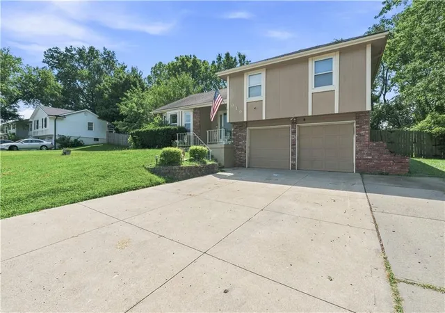 Photo 3 of Single family home for sale at 919 Ne 112th Terrace, Kansas City, MO 64155 | MLS# 2639966 | Listing updated on 2026-09-14