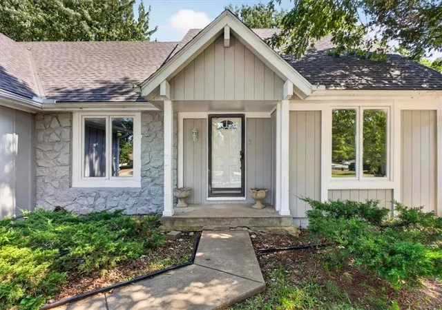 Photo 2 of Sale Pending at 11827 Slater St, Overland Park, KS 66210 | MLS# 2640003 | Listing updated on 2026-09-14