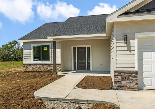 Photo 3 of Single family home for sale at 413 Rockers Dr, Baldwin City, KS 66006 | MLS# 2640012 | Listing updated on 2026-09-27