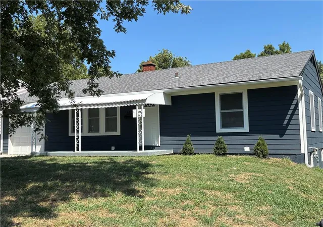Photo 2 of Sale Pending at 609 N Sunset Dr, Independence, MO 64050 | MLS# 2640035 | Listing updated on 2026-09-15