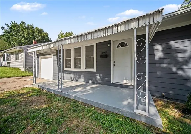 Photo 3 of Sale Pending at 609 N Sunset Dr, Independence, MO 64050 | MLS# 2640035 | Listing updated on 2026-09-15