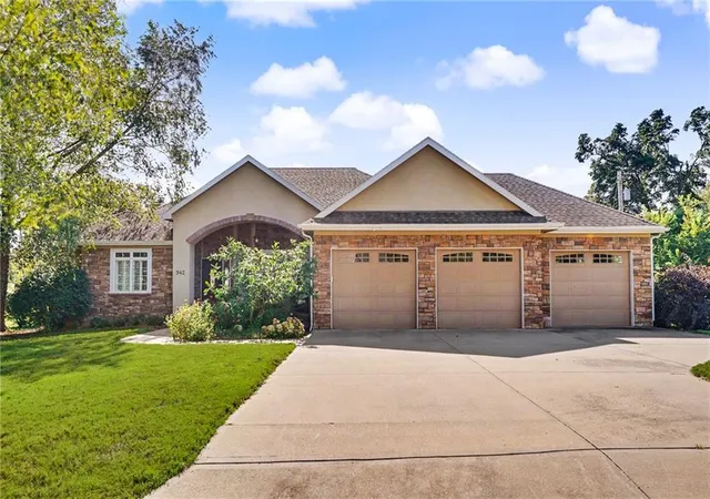Photo 3 of Single family home for sale at 942 E Fairway Dr, Ottawa, KS 66067 | MLS# 2640040 | Listing updated on 2026-10-05