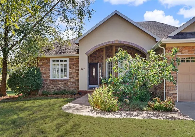 Photo 4 of Single family home for sale at 942 E Fairway Dr, Ottawa, KS 66067 | MLS# 2640040 | Listing updated on 2026-10-05