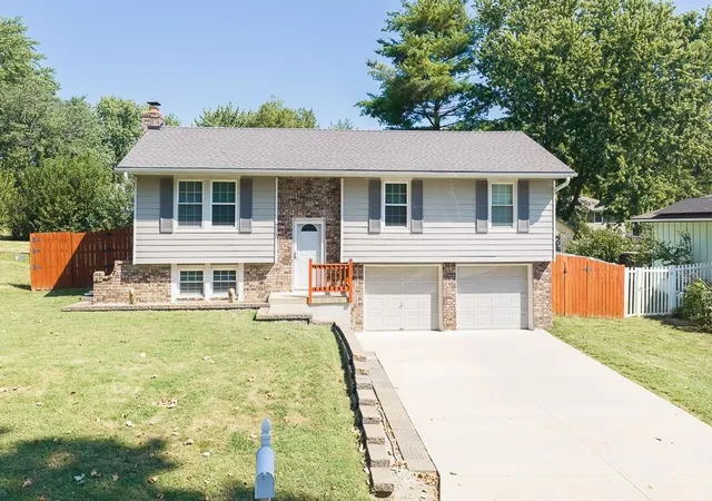 Photo 1 of Sale Pending at 313 Killarney Ln, Blue Springs, MO 64014 | MLS# 2640053 | Listing updated on 2026-10-02