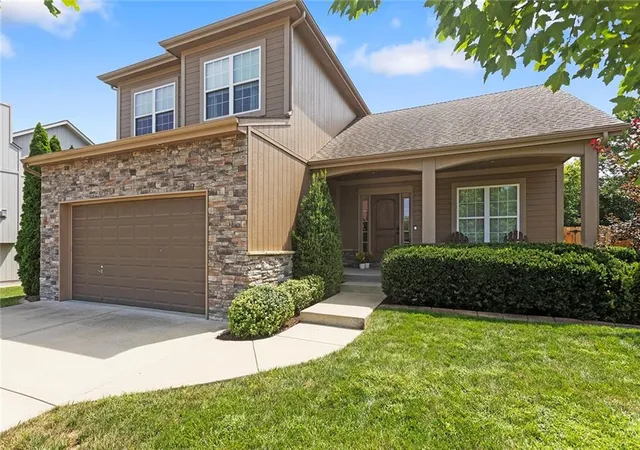 Photo 2 of Sale Pending at 1725 Ne Nine Oaks Dr, Lees Summit, MO 64086 | MLS# 2640054 | Listing updated on 2026-09-11