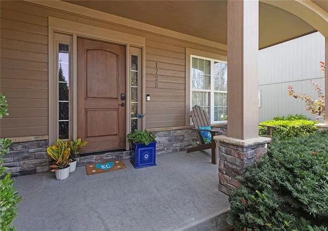 Photo 3 of Sale Pending at 1725 Ne Nine Oaks Dr, Lees Summit, MO 64086 | MLS# 2640054 | Listing updated on 2026-09-11