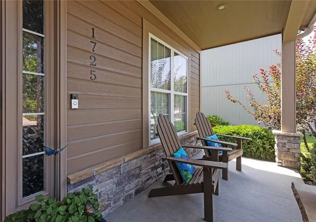 Photo 4 of Sale Pending at 1725 NE Nine Oaks Dr, Lees Summit, MO 64086 | MLS# 2640054 | Listing updated on 2026-09-11