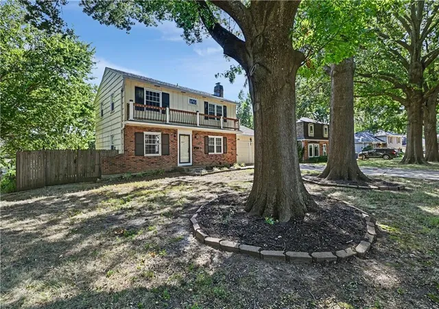 Photo 3 of Sale Pending at 8901 W 98th Terrace, Overland Park, KS 66212 | MLS# 2640055 | Listing updated on 2026-10-01