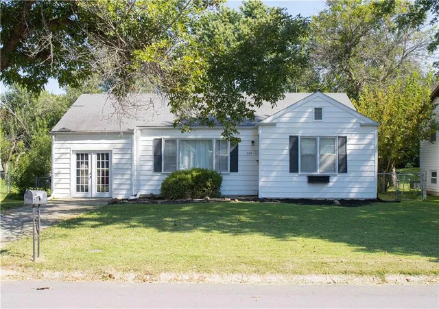 Photo 2 of Single family home for sale at 205 Larkin St, Warrensburg, MO 64093 | MLS# 2640058 | Listing updated on 2026-09-11