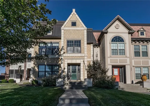 Photo 2 of Townhouse for sale at 302 N Main St, Independence, MO 64050 | MLS# 2640061 | Listing updated on 2026-09-12
