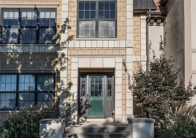 Photo 3 of Townhouse for sale at 302 N Main St, Independence, MO 64050 | MLS# 2640061 | Listing updated on 2026-09-12