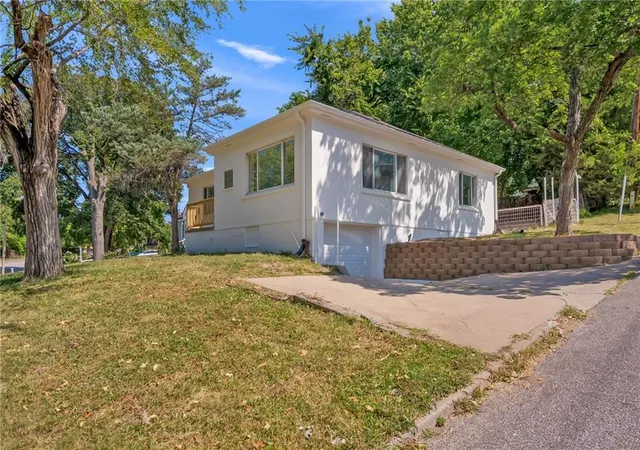 Photo 2 of Single family home for sale at 2663 Grandview Blvd, Kansas City, KS 66102 | MLS# 2640088 | Listing updated on 2026-09-14