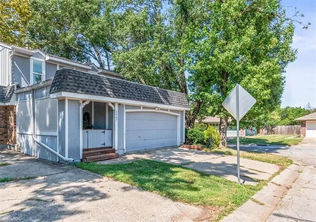 Photo 2 of Townhouse for sale at 2907 Nw 4th Street Ter, Blue Springs, MO 64014 | MLS# 2640123 | Listing updated on 2026-09-13