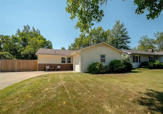 Photo 1 of Single family home for sale at 622 E 10th Street, Ottawa, KS 66067 | MLS# 2640125 | Listing updated on 2026-10-02