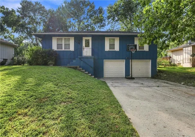 Photo 1 of Single family home for sale at 2206 S Park Ave, Oak Grove, MO 64075 | MLS# 2640186 | Listing updated on 2026-09-23