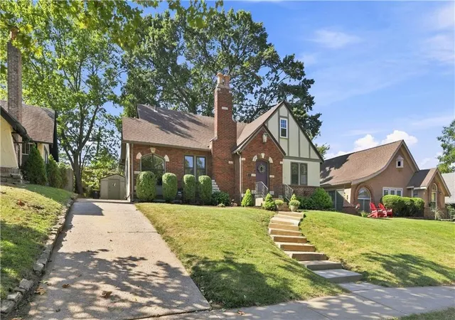 Photo 2 of Sale Pending at 321 E 69th Street, Kansas City, MO 64113 | MLS# 2640245 | Listing updated on 2026-09-10