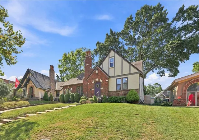 Photo 3 of Sale Pending at 321 E 69th Street, Kansas City, MO 64113 | MLS# 2640245 | Listing updated on 2026-09-10