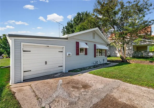 Photo 3 of Sale Pending at 911 W 3rd Street, Cameron, MO 64429 | MLS# 2640274 | Listing updated on 2026-09-12
