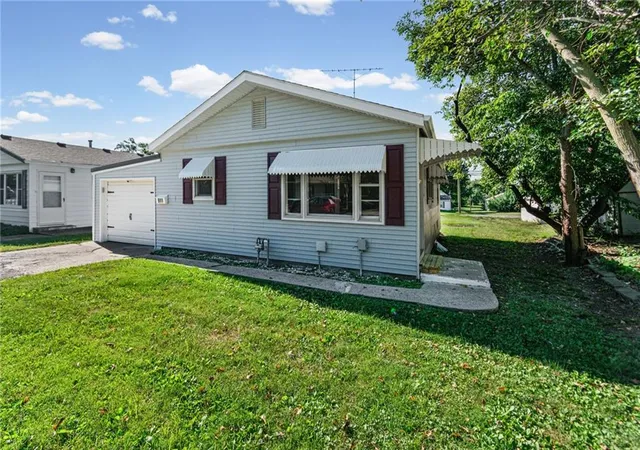 Photo 3 of Sale Pending at 911 W 3rd Street, Cameron, MO 64429 | MLS# 2640274 | Listing updated on 2026-09-12