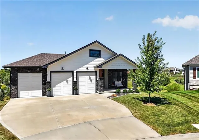 Photo 3 of Sale Pending at 1100 Ne Goshen Ct, Lees Summit, MO 64064 | MLS# 2640354 | Listing updated on 2026-09-15