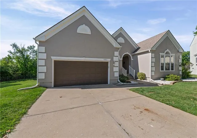 Photo 2 of Sale Pending at 9202 N Charlotte Ct, Kansas City, MO 64155 | MLS# 2640423 | Listing updated on 2026-09-14
