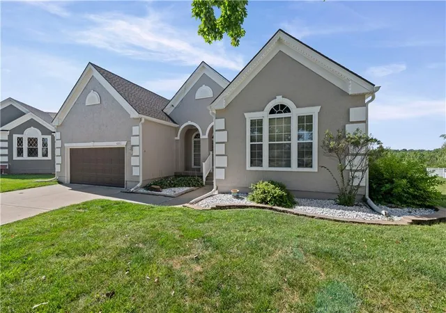 Photo 3 of Sale Pending at 9202 N Charlotte Ct, Kansas City, MO 64155 | MLS# 2640423 | Listing updated on 2026-09-14