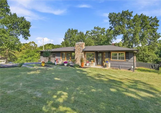 Photo 2 of Single family home for sale at 6004 Nw Crystal Pool Dr, Kansas City, MO 64151 | MLS# 2640452 | Listing updated on 2026-09-15