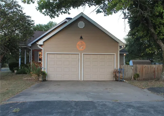 Photo 2 of Sale Pending at 1805 New Mexico Rd, Iola, KS 66749 | MLS# 2640465 | Listing updated on 2026-09-11