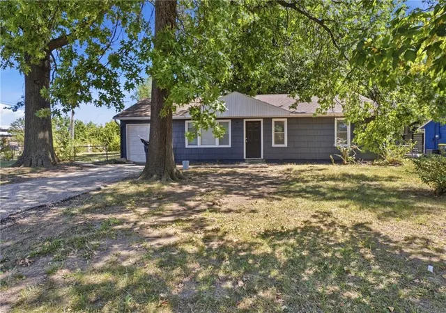 Single family home for sale at 11101 Winchester Ave, Kansas City, MO 64134 | MLS# 2640528