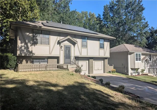 Photo 3 of Sale Pending at 1108 10th Street, Blue Springs, MO 64014 | MLS# 2640543 | Listing updated on 2026-09-09