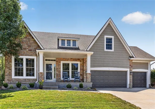 Photo 1 of Sale Pending at 6101 Lakecrest Dr, Shawnee, KS 66218 | MLS# 2640601 | Listing updated on 2026-09-11