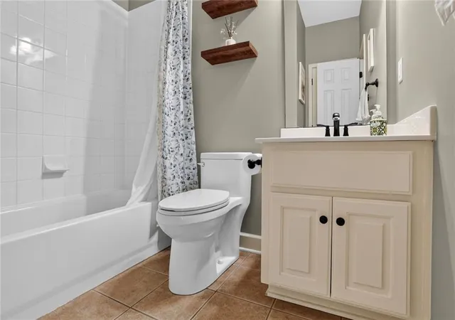 Photo 3 of Sale Pending at 6101 Lakecrest Dr, Shawnee, KS 66218 | MLS# 2640601 | Listing updated on 2026-09-11
