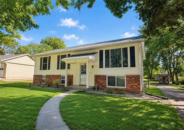 Photo 1 of Sale Pending at 1229 Crestview Dr, Maryville, MO 64468 | MLS# 2640625 | Listing updated on 2026-09-10