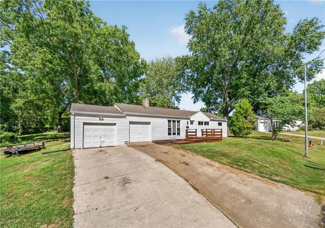 Photo 3 of Single family home for sale at 5609 N Lenox Ave, Kansas City, MO 64151 | MLS# 2640642 | Listing updated on 2026-09-30