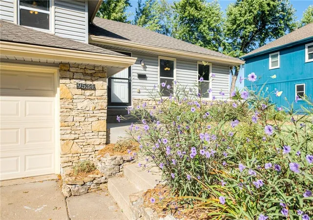 Photo 3 of Sale Pending at 9534 Connell Dr, Overland Park, KS 66212 | MLS# 2640679 | Listing updated on 2026-09-15
