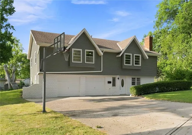 Single family home for sale at 6415 W 73rd Terrace, Overland Park, KS 66204 | MLS# 2640691