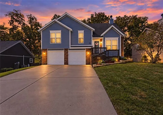 Photo 1 of Sale Pending at 207 Lakeview Dr, Smithville, MO 64089 | MLS# 2640741 | Listing updated on 2026-09-15
