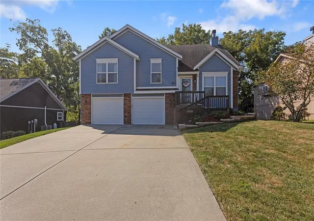 Photo 2 of Sale Pending at 207 Lakeview Dr, Smithville, MO 64089 | MLS# 2640741 | Listing updated on 2026-09-15