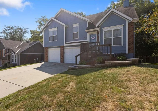 Photo 3 of Sale Pending at 207 Lakeview Dr, Smithville, MO 64089 | MLS# 2640741 | Listing updated on 2026-09-15