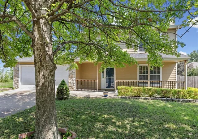 Photo 2 of Single family home for sale at 604 Stowe Ct, Lawrence, KS 66049 | MLS# 2640754 | Listing updated on 2026-09-12
