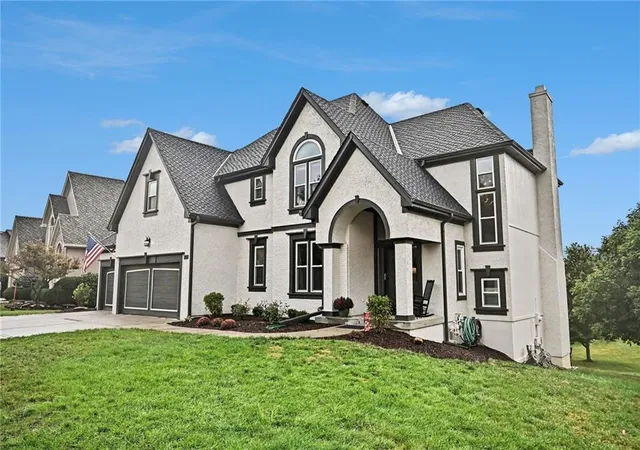 Photo 2 of Single family home for sale at 8008 Park Ridge Dr, Parkville, MO 64152 | MLS# 2640789 | Listing updated on 2026-10-01