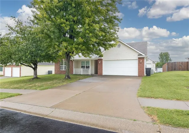 Photo 2 of Sale Pending at 3405 Stardust Dr, St Joseph, MO 64503 | MLS# 2640824 | Listing updated on 2026-09-11