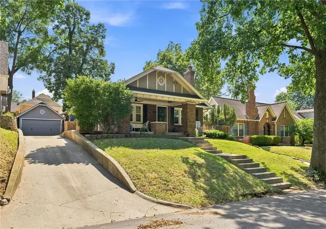 Photo 4 of Single family home for sale at 303 E 66th Street, Kansas City, MO 64113 | MLS# 2640855 | Listing updated on 2026-09-15