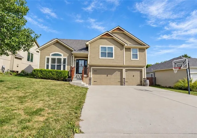 Photo 1 of Sale Pending at 1900 Curtis Dr, Greenwood, MO 64034 | MLS# 2640862 | Listing updated on 2026-09-14