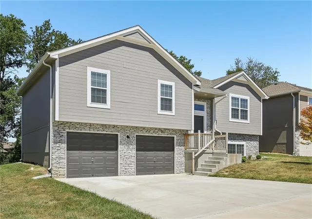Photo 1 of Single family home for sale at 910 Nw Hilltop Ln, Grain Valley, MO 64029 | MLS# 2640899 | Listing updated on 2026-09-11