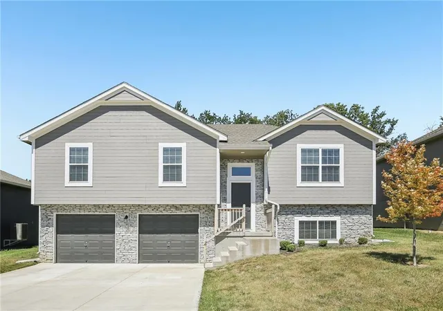 Photo 2 of Single family home for sale at 910 Nw Hilltop Ln, Grain Valley, MO 64029 | MLS# 2640899 | Listing updated on 2026-09-11