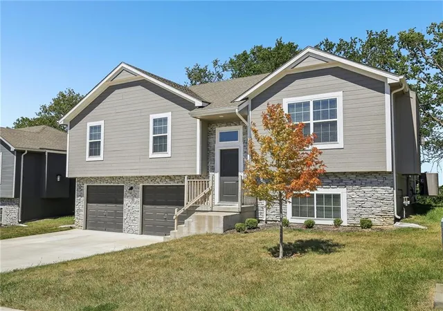 Photo 3 of Single family home for sale at 910 Nw Hilltop Ln, Grain Valley, MO 64029 | MLS# 2640899 | Listing updated on 2026-09-11