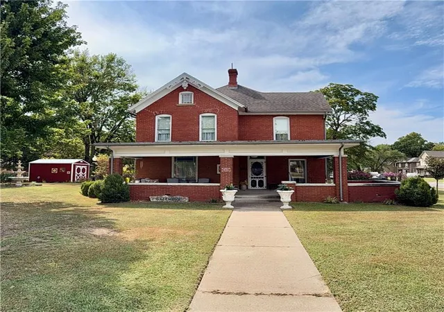 Photo 3 of Single family home for sale at 401 E Madison Ave, Iola, KS 66749 | MLS# 2640905 | Listing updated on 2026-09-12