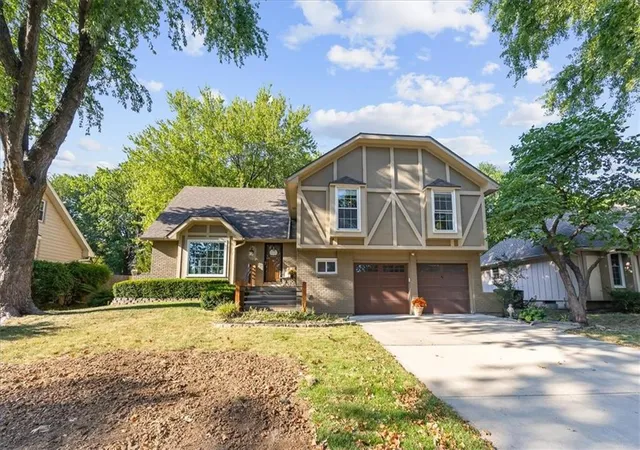 Photo 2 of Sale Pending at 1728 E Sleepy Holw Dr, Olathe, KS 66062 | MLS# 2640926 | Listing updated on 2026-09-12