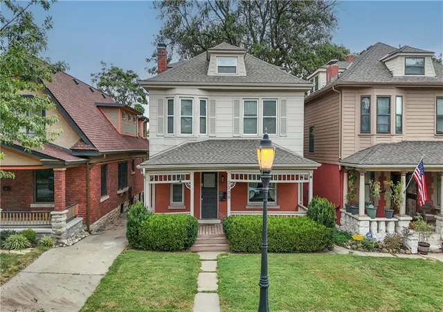 Single family home for sale at 3009 Oak St, Kansas City, MO 64108 | MLS# 2640936